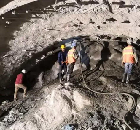 北关拱顶带模注浆料的施工流程及注意事项
